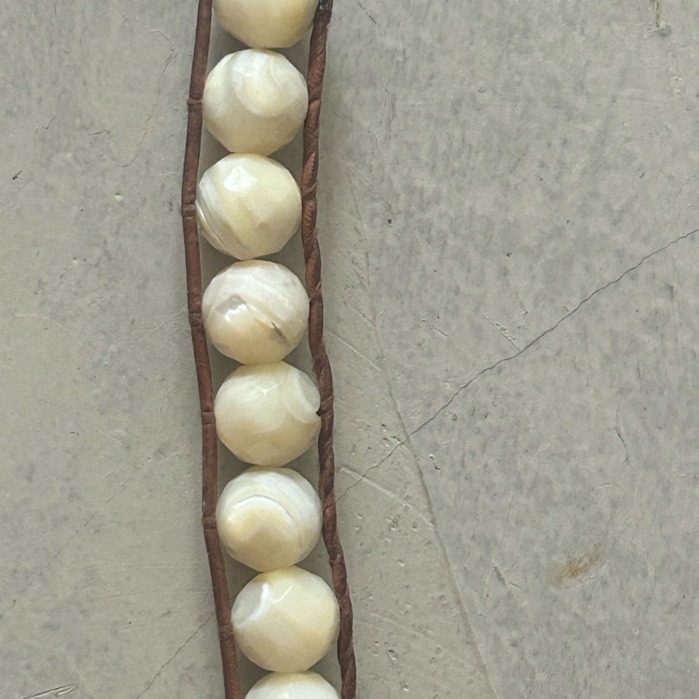 Chan Luu single wrap bracelet. Cream calcite faceted stones brown leather rails - Picture 3 of 6